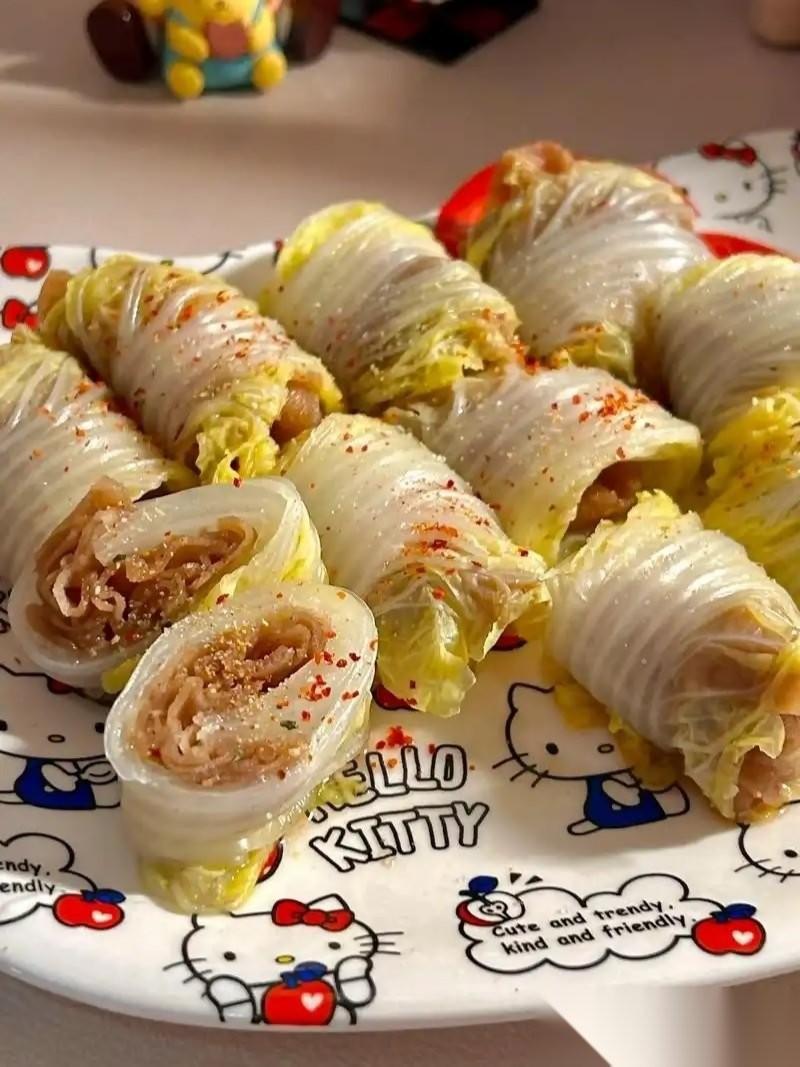 漂亮女同事，48岁，身高1米65，体重92斤，齐腰的黑色大波浪，特别浓密。从背后