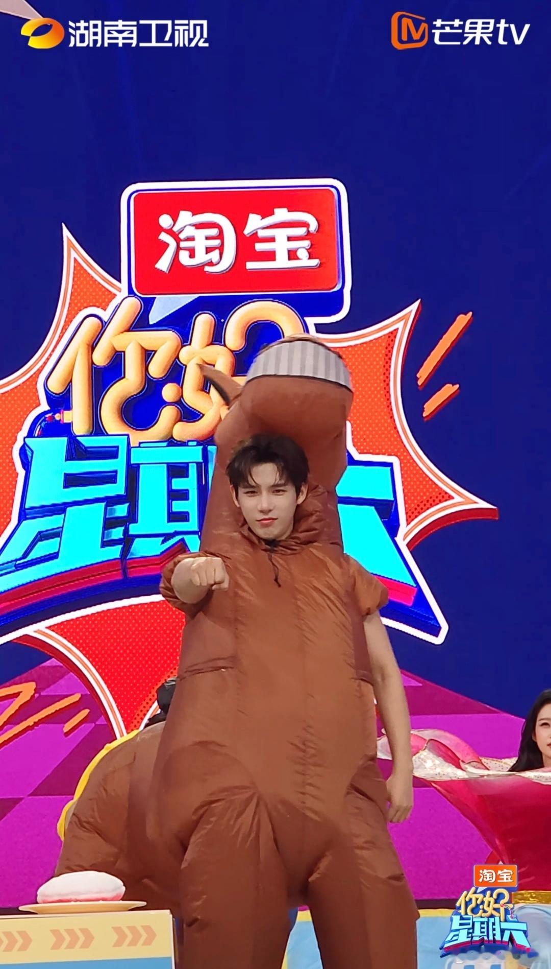 王安宇快乐小马限定皮肤王玉雯直接骑上王安宇这匹“充气小马”，骑马组合默契整活，趣