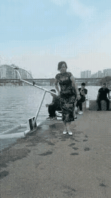 所有的自信都来源于实力！划水不沾水有点对水不尊重，张开双臂拥抱大海……[大笑]