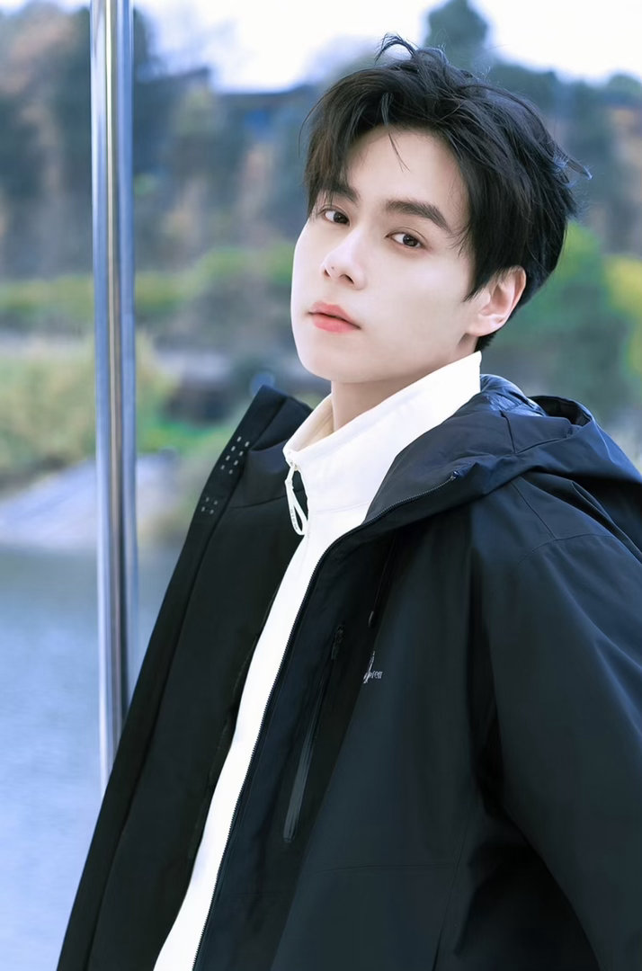 胡一天邓凯帅哥的旁边还是帅哥 清冷挂男神胡一天遇上元气帅哥邓凯，两人同框的化学反