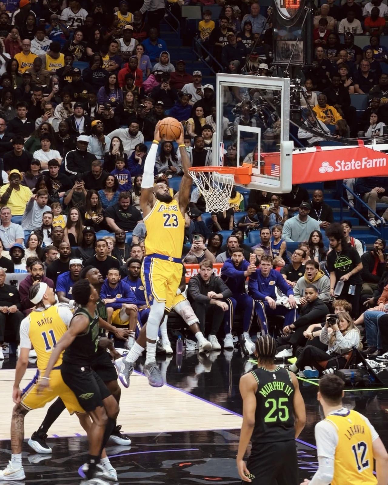 这还是人类吗？41岁平筐空接暴扣！
湖人客场挑战鹈鹕激战正酣！目前第四节刚开打，