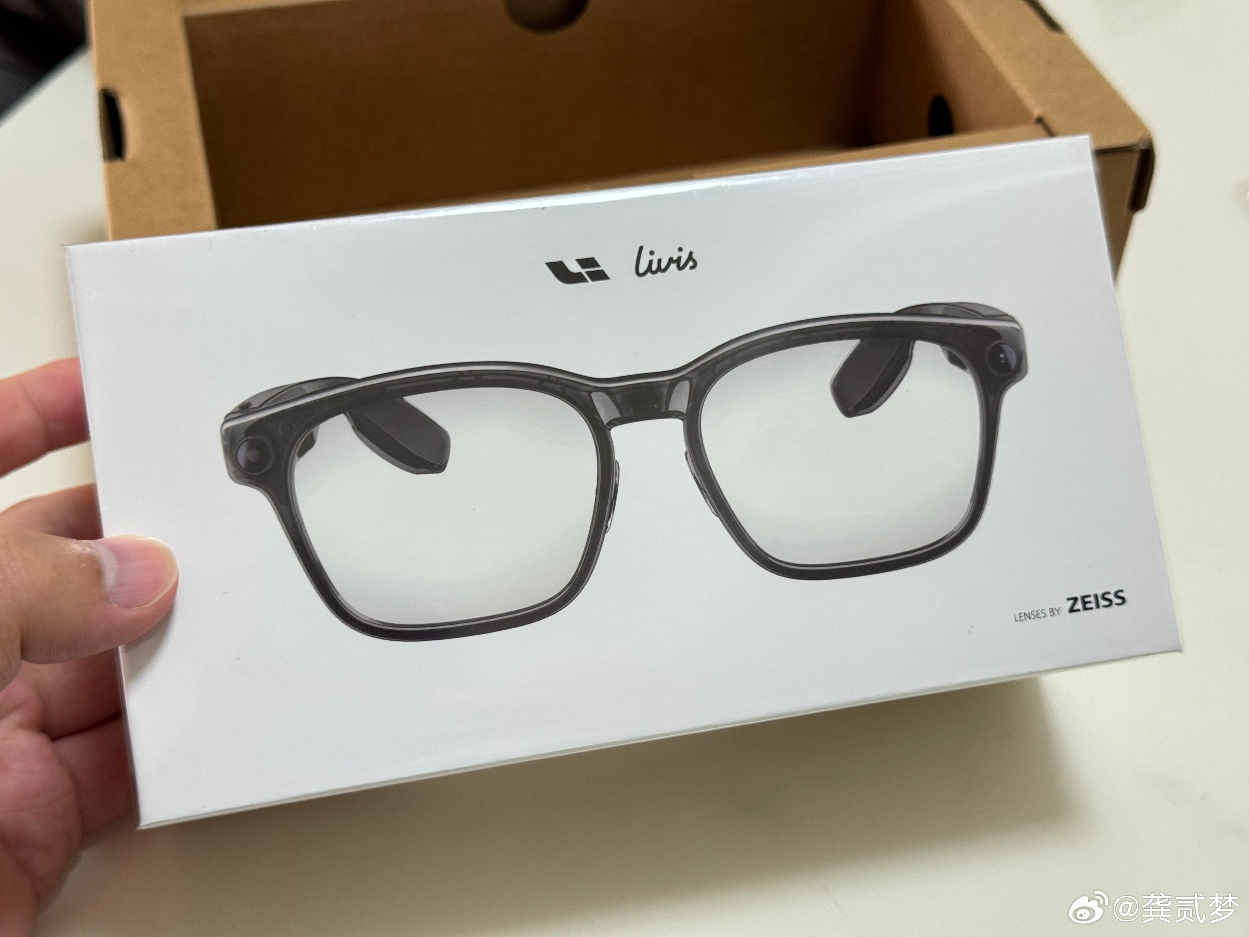 理想的眼镜到了，我基本不怎么戴眼镜戴上总觉得鼻梁痒痒的，我先玩玩，不适应就给大伙