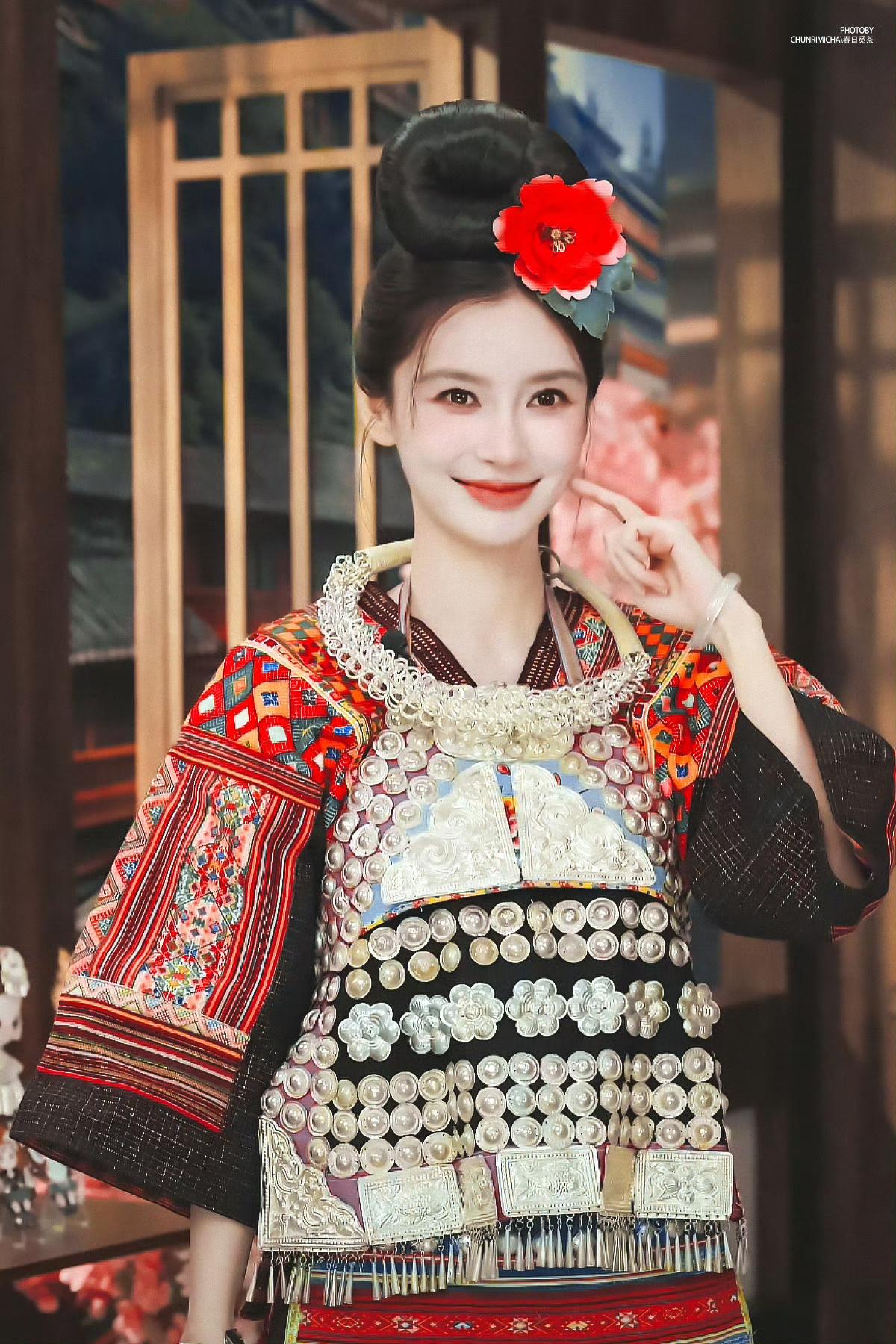 我发现了一个问题，
那就是现在的杨颖，
似乎变得和以前不一样了，尤其是她现在笑起