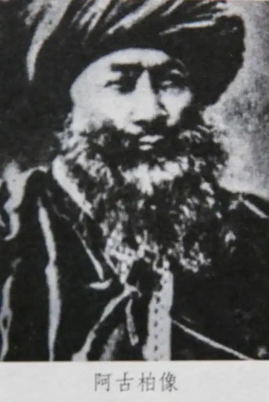 1865年，一个从中亚来的外国人，率领区区50名骑兵走进了新疆的喀什噶尔，十二年