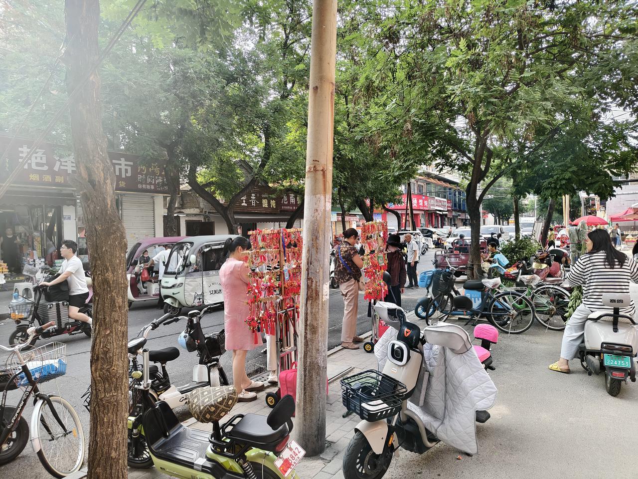 嗨，朋友，留意没，这几天在运城盐湖西街口，通向西花园的这条街，最美丽的风景就是卖