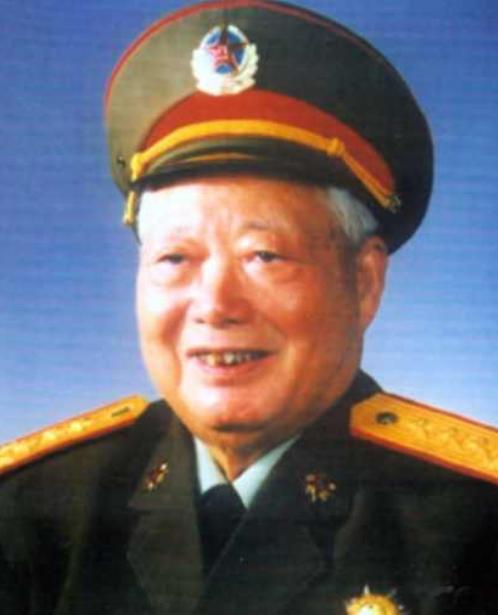 1950年，解放海南时，韩先楚焦急地看着118师的指战员：“谁愿意带队登岛？”下