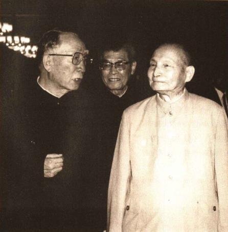 1985年9月23日薄一波同陈云在交谈。