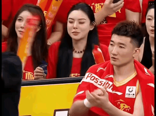这张图，大家发现了什么亮点没？
其实吧，孙总挺尴尬的，老老实实在场边鼓掌，球队就