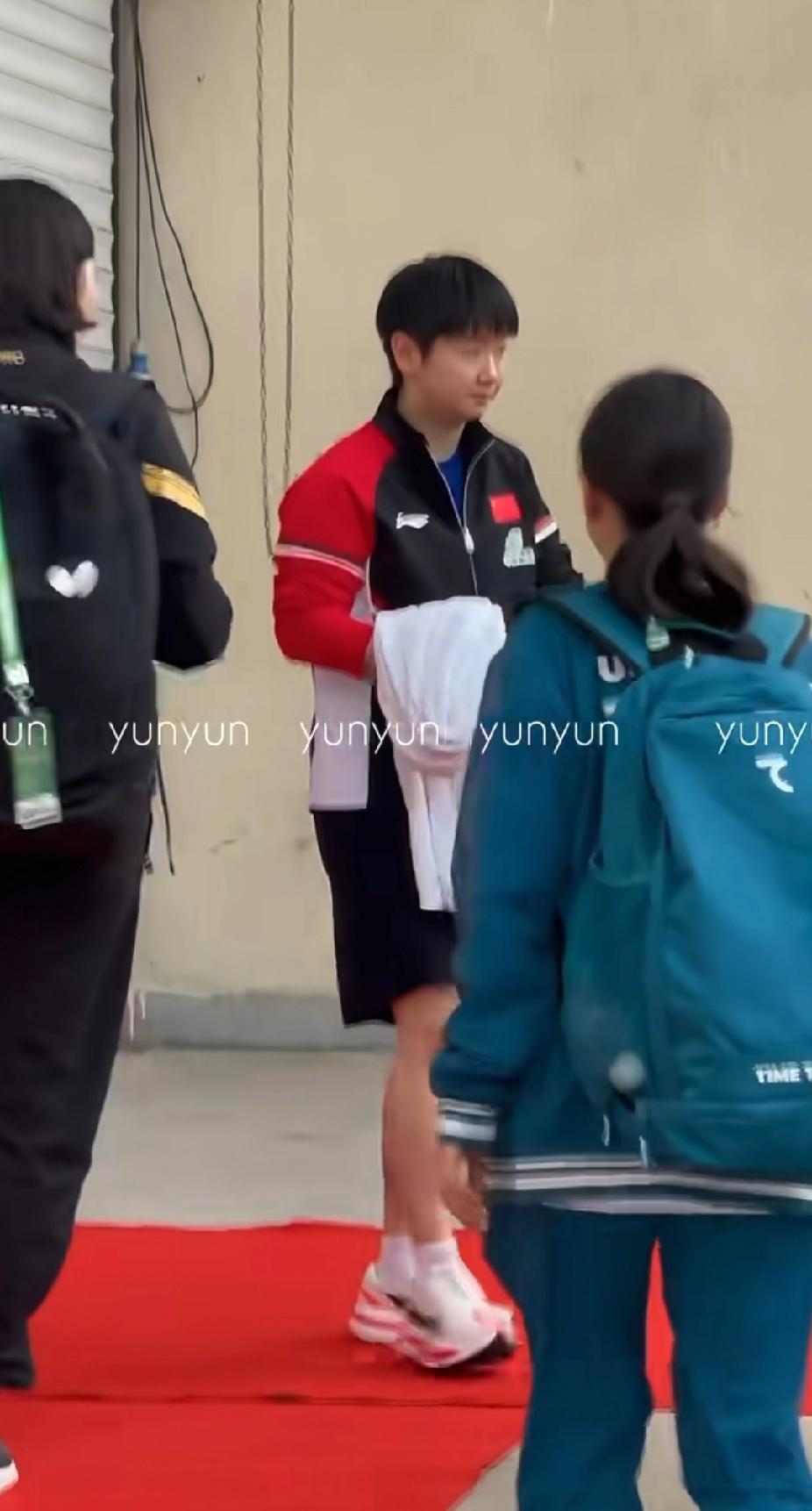 孙颖莎印度亚锦赛下训路透：宠粉满分的乒乓小魔王太暖了
 
印度亚锦赛训练场外的孙
