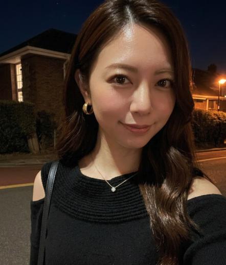 夜晚的街灯下，微笑的少女，散发着温暖的光芒。