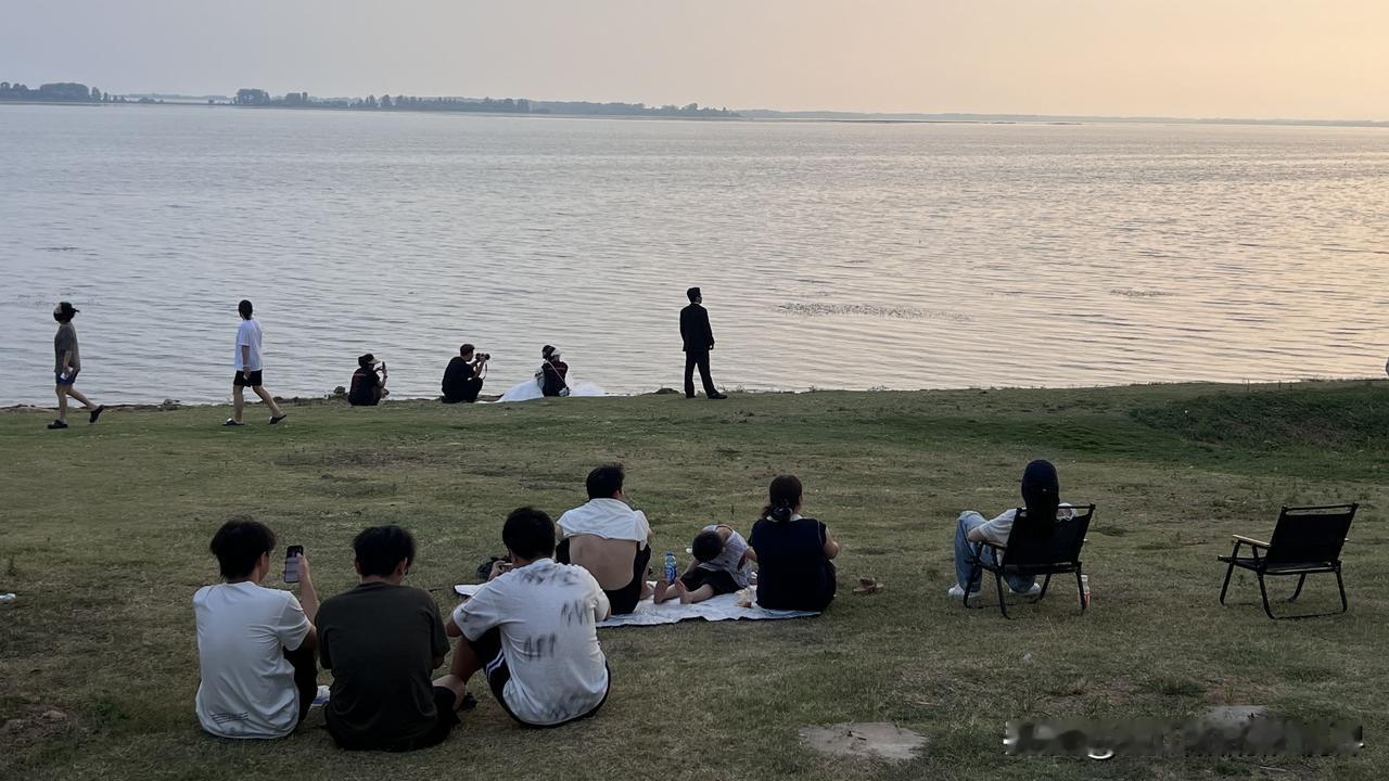 这个夏天，平顶山人还能去哪儿遛达？

三伏天还没出，热得人没处躲。

白龟湖边上