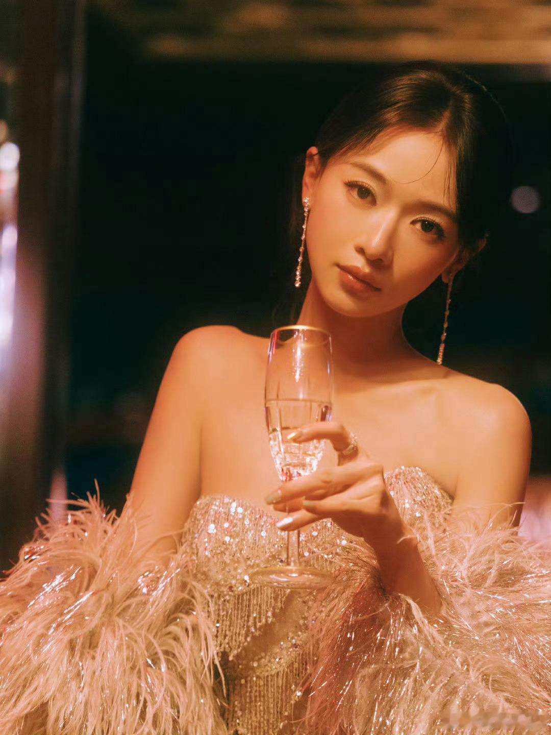 吴谨言美得不知天地为何物 摇晃的红酒杯，这不是吴谨言，这是魏璎珞限时返场了，魏姐