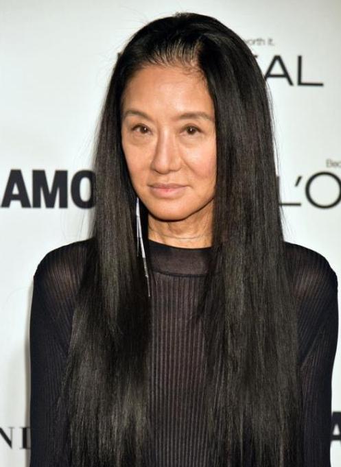 一次，记者问婚纱女王王薇薇:你都63岁了，却找了个27岁的男友，不怕那个男的图你