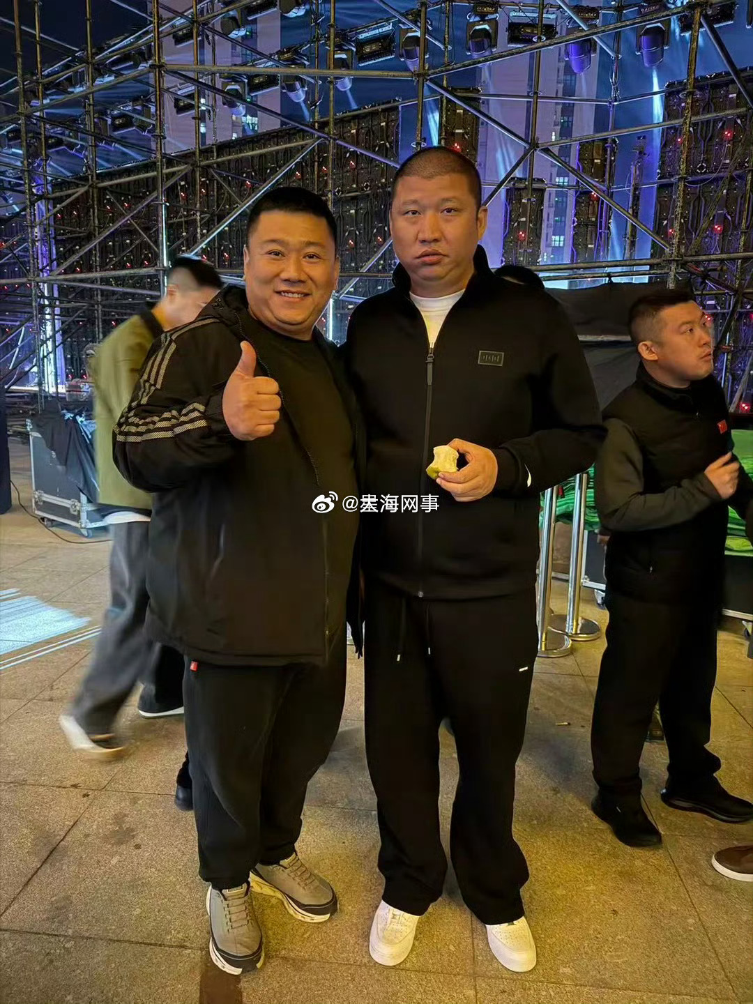 看了就想笑，哈哈哈把阿厦拍成小手办了 ​​​