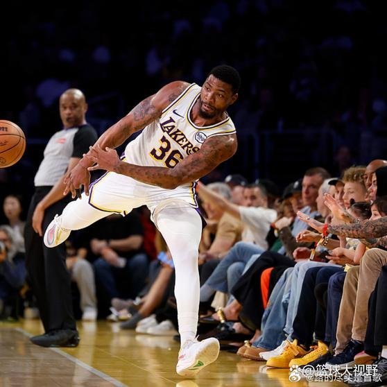 《湖人110-97击败尼克斯！东契奇创20年队史纪录，斯马特立大功，此战诞生3个