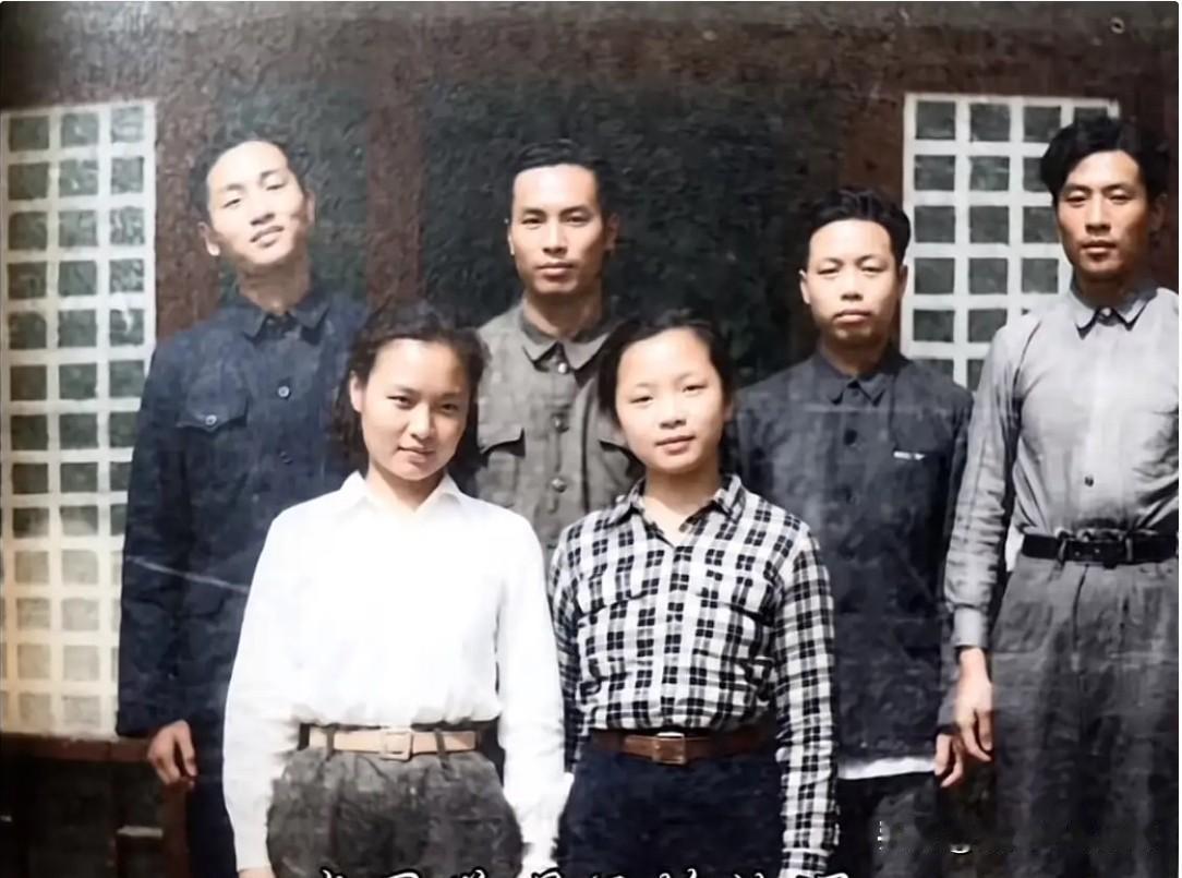 这是28岁的毛岸青与留苏同学，在北京重聚后的一张十分珍贵的合影。这些同学当年都是