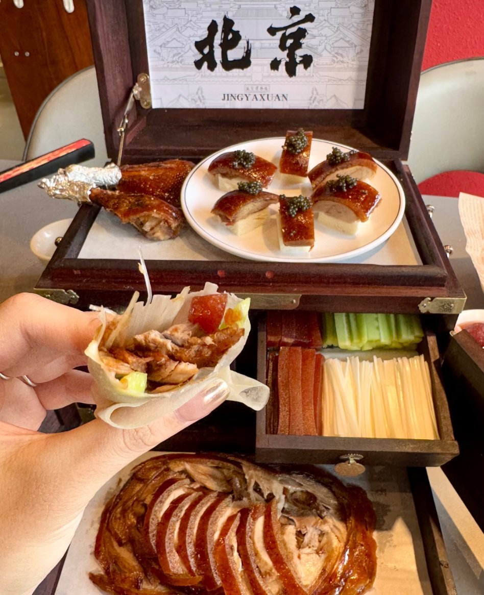 凭一只烤鸭出圈百亿，皮酥肉嫩的极致风味，妥妥的中餐界排面担当！