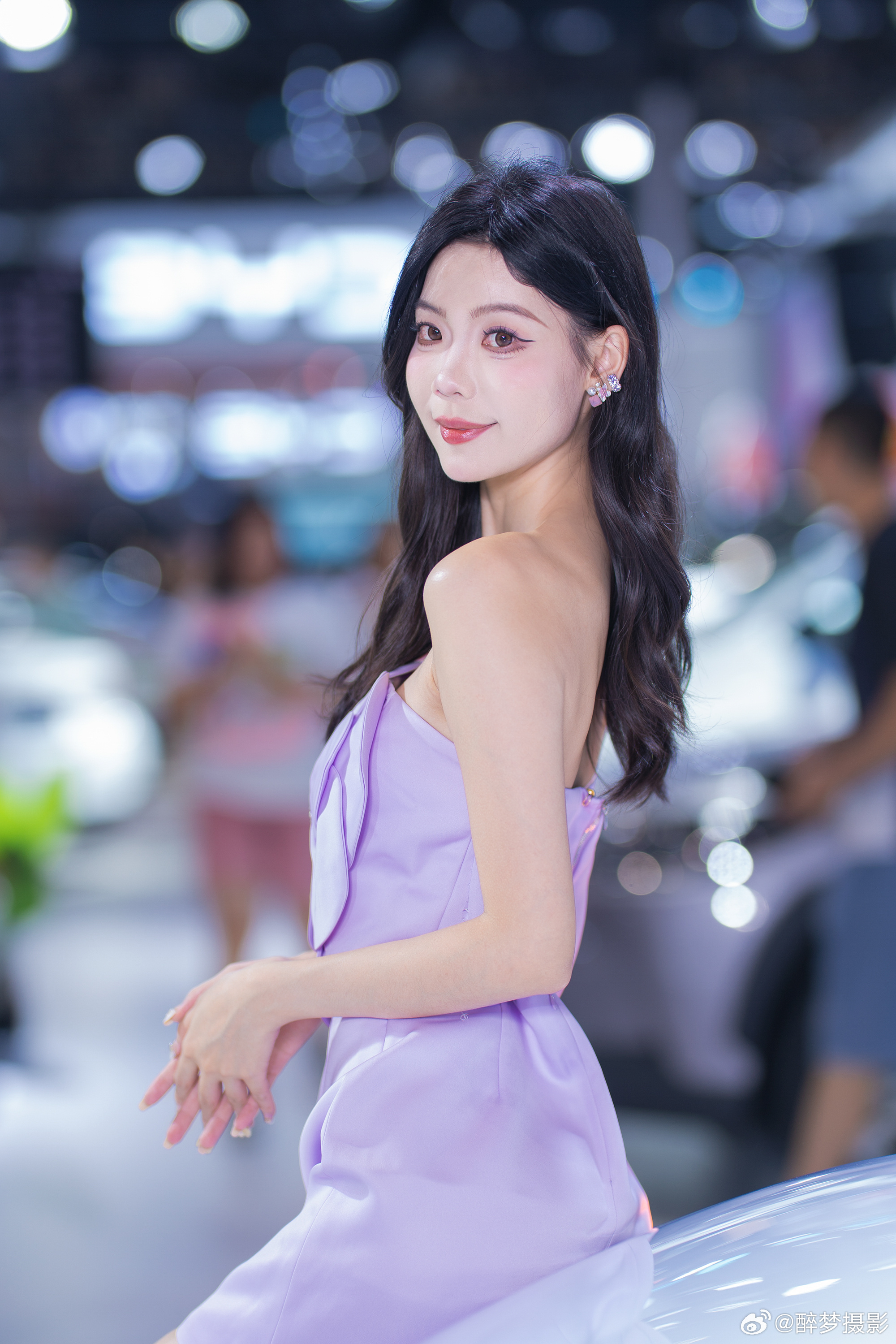 这位优雅的埃安车模，美得像一朵盛放的大丽花。模特：靓妹倚佳活动：2025佛山潭州