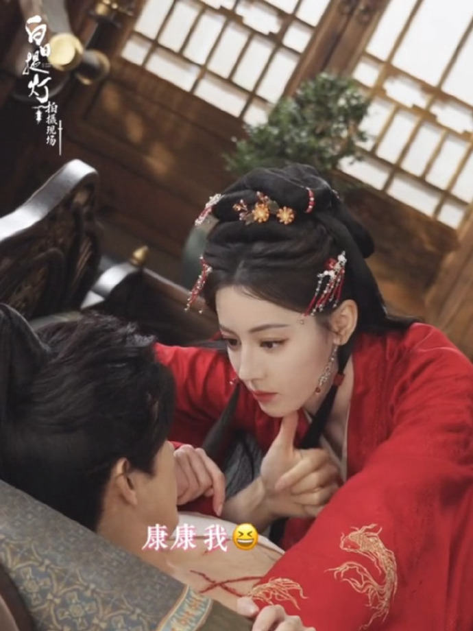 迪丽热巴陈飞宇你俩有点暧昧了迪丽热巴陈飞宇背后抱迪丽热巴陈飞宇你俩有点暧昧了，迪