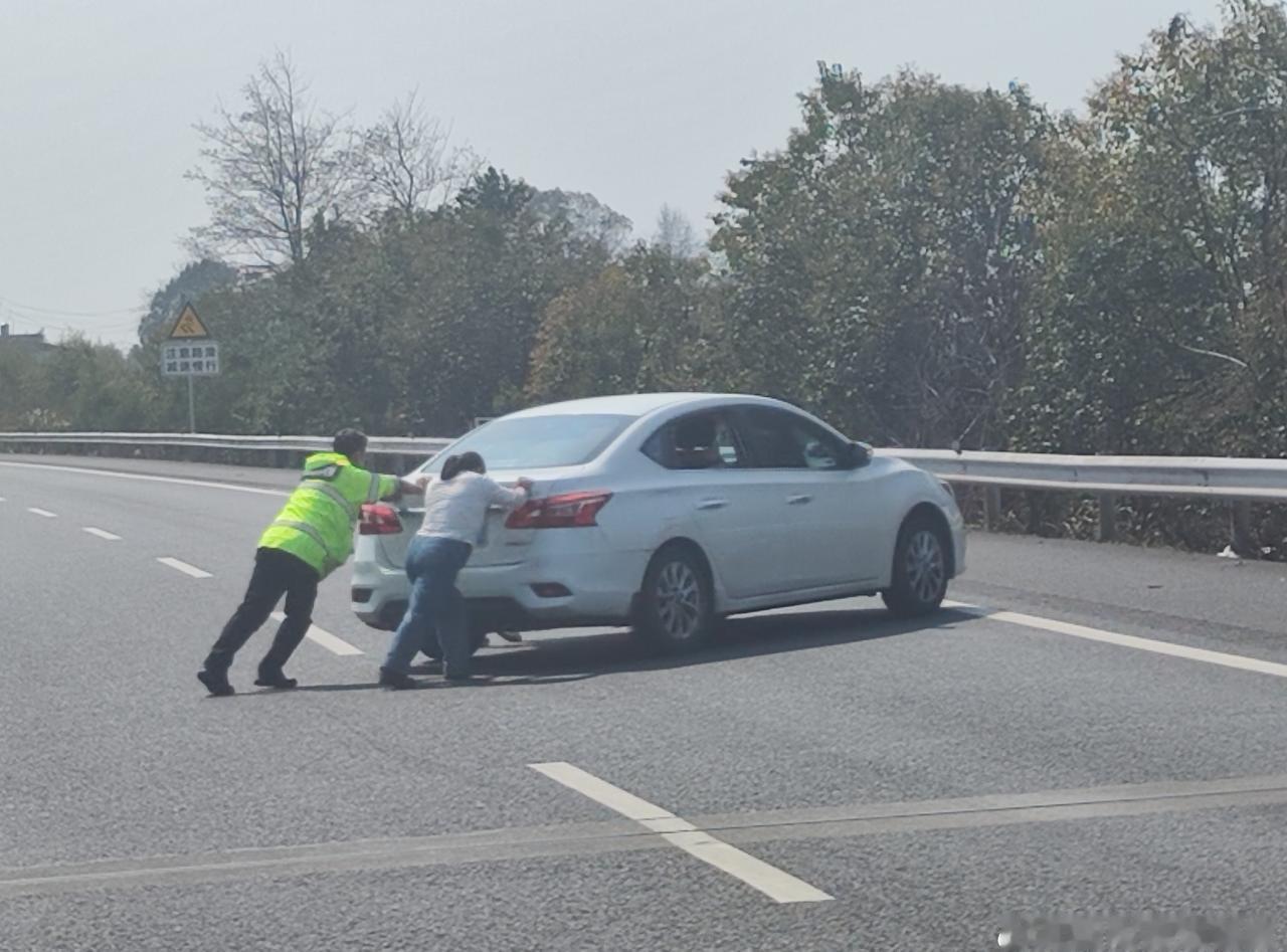 2月22日， 常宁大队民辅警巡逻至许广高速往南911公里处时，发现一白色小车因故