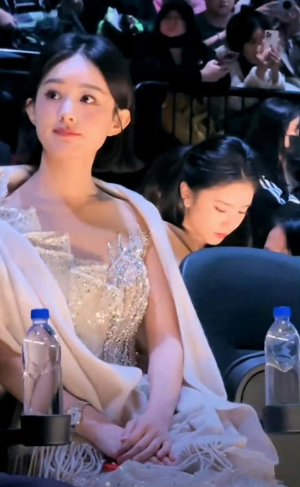 赵丽颖第二套 姐特别适合这种利落的造型，太花哨的造型在她身上有点喧宾夺主了，特别