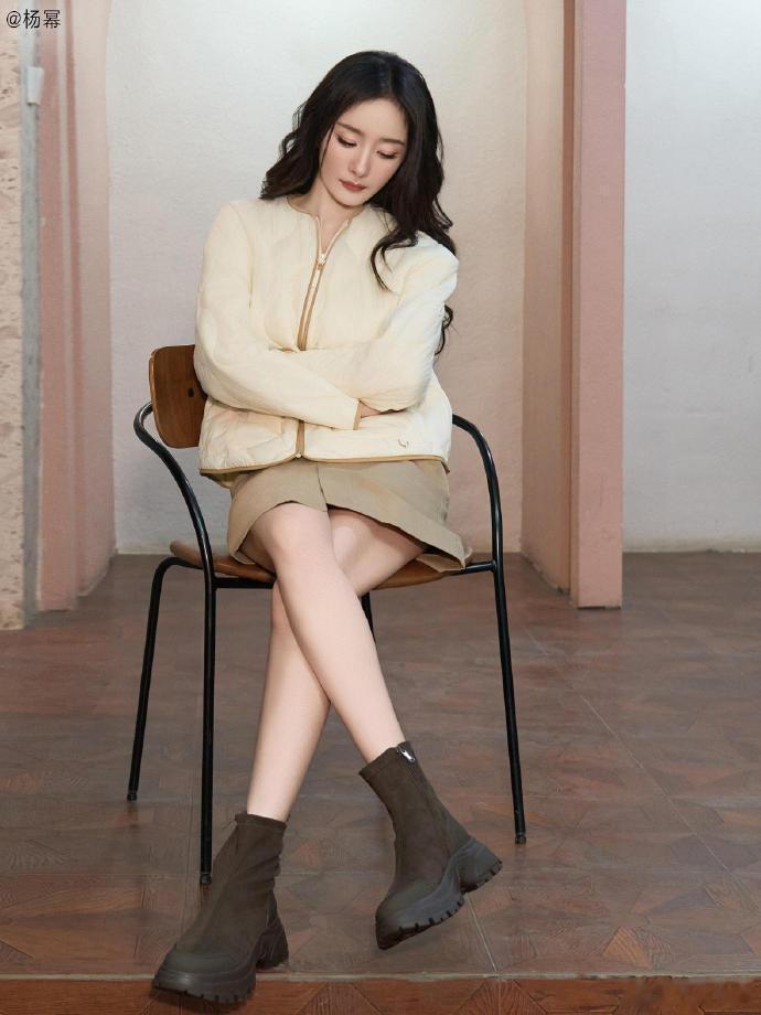 杨幂早冬穿搭look 杨幂早冬穿搭look，杨幂的长腿美照绝了，气质太好了，既保