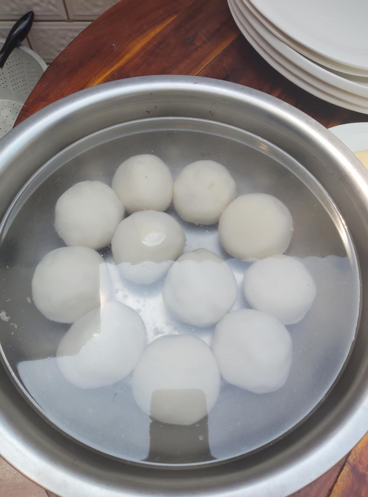 今天在家亲手做了白白胖胖的糯米团子，看着一个个圆润饱满的团子泡在清水里，看着就特