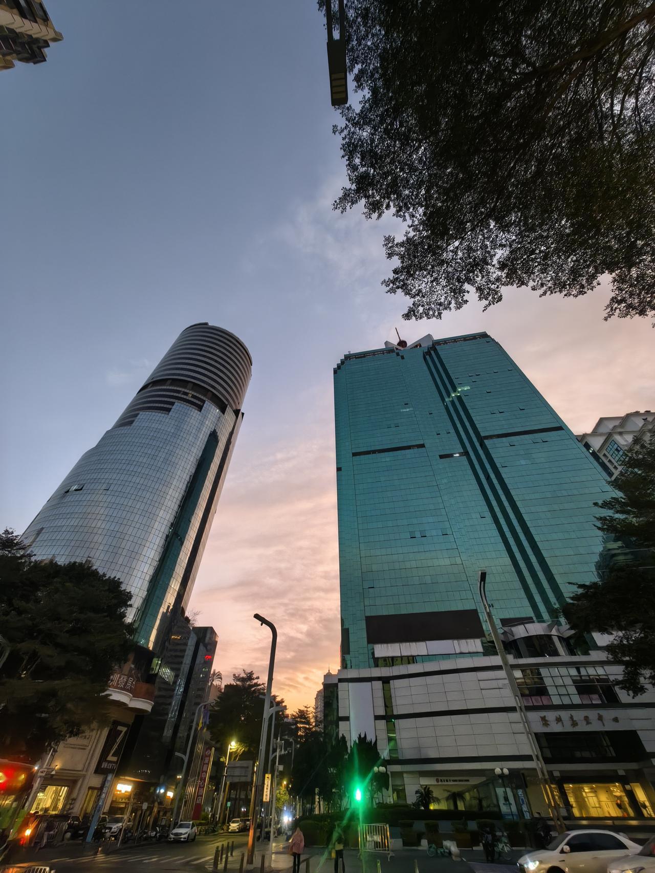 深圳终于“入冬”成功了！
 早上，从车里下来的那一刻，寒风跟长了眼睛似的，顺着衣