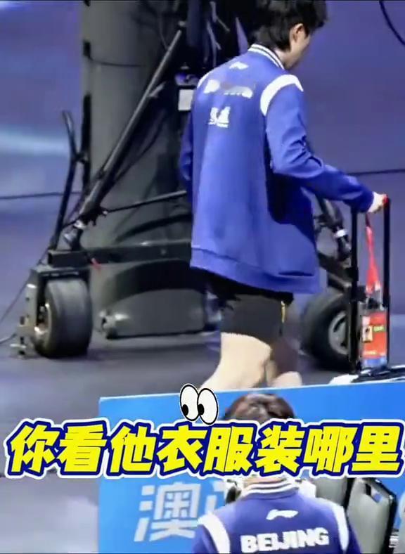 大头衣服都可以装兜里，唯独那部手机装不下。
兜里有衣服，这兜真能装。穿衣服后续来