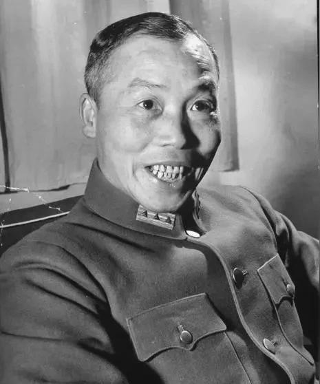 李宗仁这个人野心很大，他想当国民党老大，却无法摆平蒋和其嫡系将领，多次逼蒋下野却