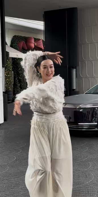 钟丽缇E人天花板 比起同龄女星早被媒体用＂沧桑＂＂发福＂反复审判，可钟丽缇偏偏像