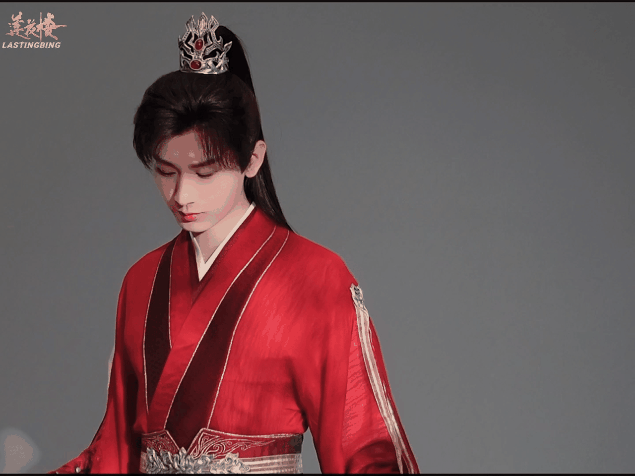 “江湖之上万里风光，谁不曾流浪，谁不是守着聚散的云，隔天涯赏月亮？”
 
几句歌