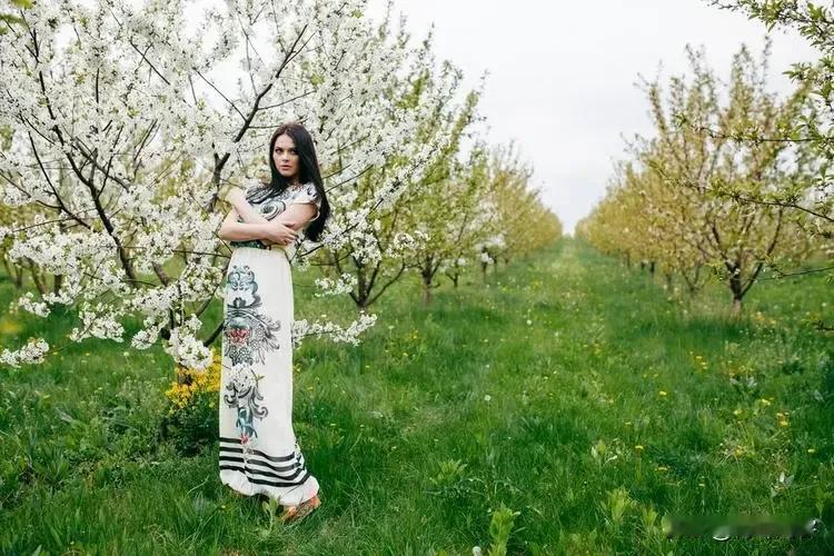 上联:雨洗青山翠;
下联:风吹芳草香。