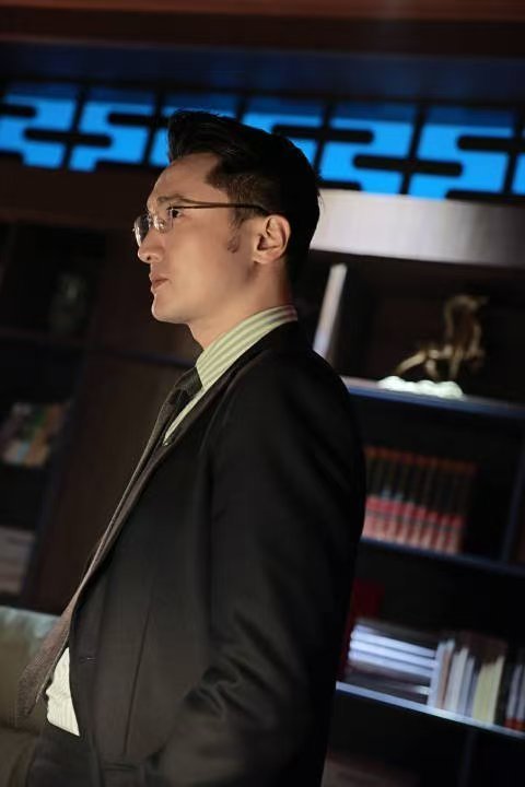 王传君一日电长 哇！王传君当一日“电”长。别人综艺玩乐，他跨界体验工作，从构思到