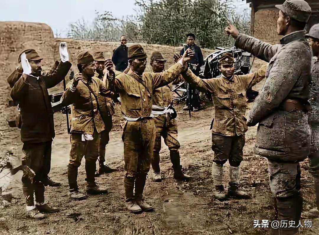 这是1945年山东滕县官桥日军向八路军投降的实拍老照片。昔日嚣张的侵略者缴械举手