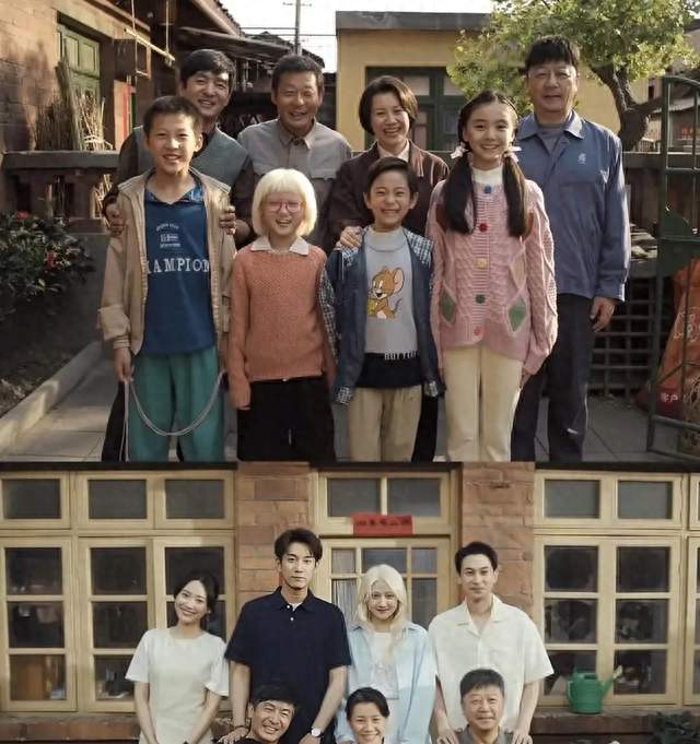 关晓彤29岁生日，《生逢其时》母亲扮演者刘琳包屏祝福！令人感动