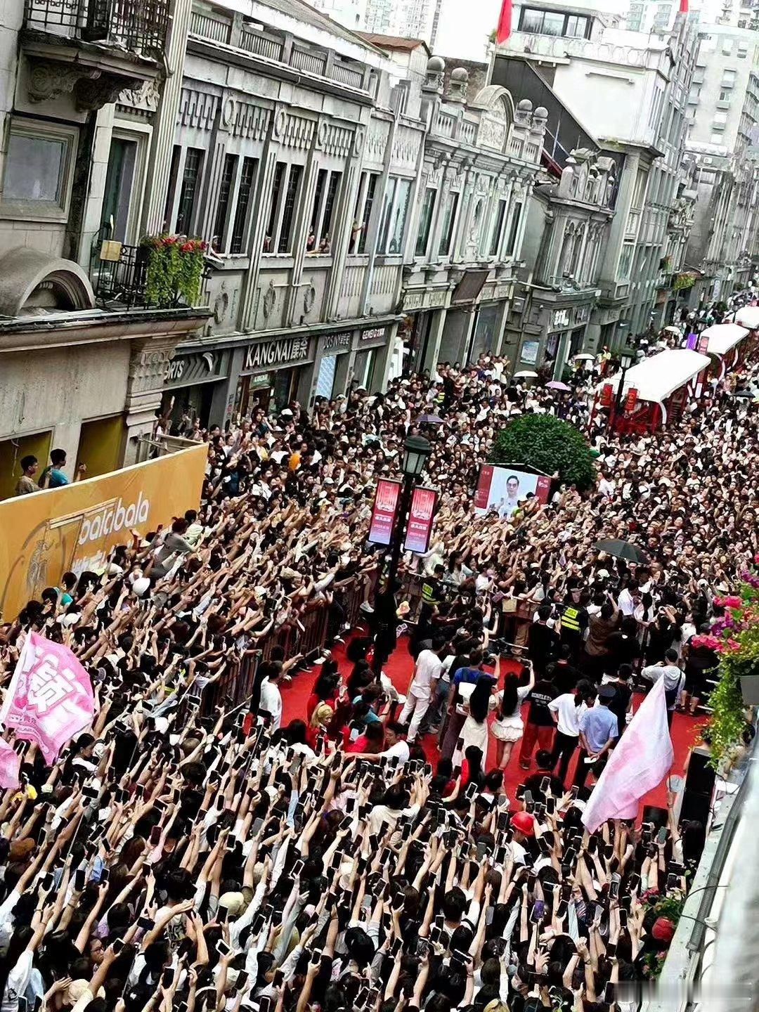 angelababy angelababy 像云追着风，不问所起；像雨贴着地，情