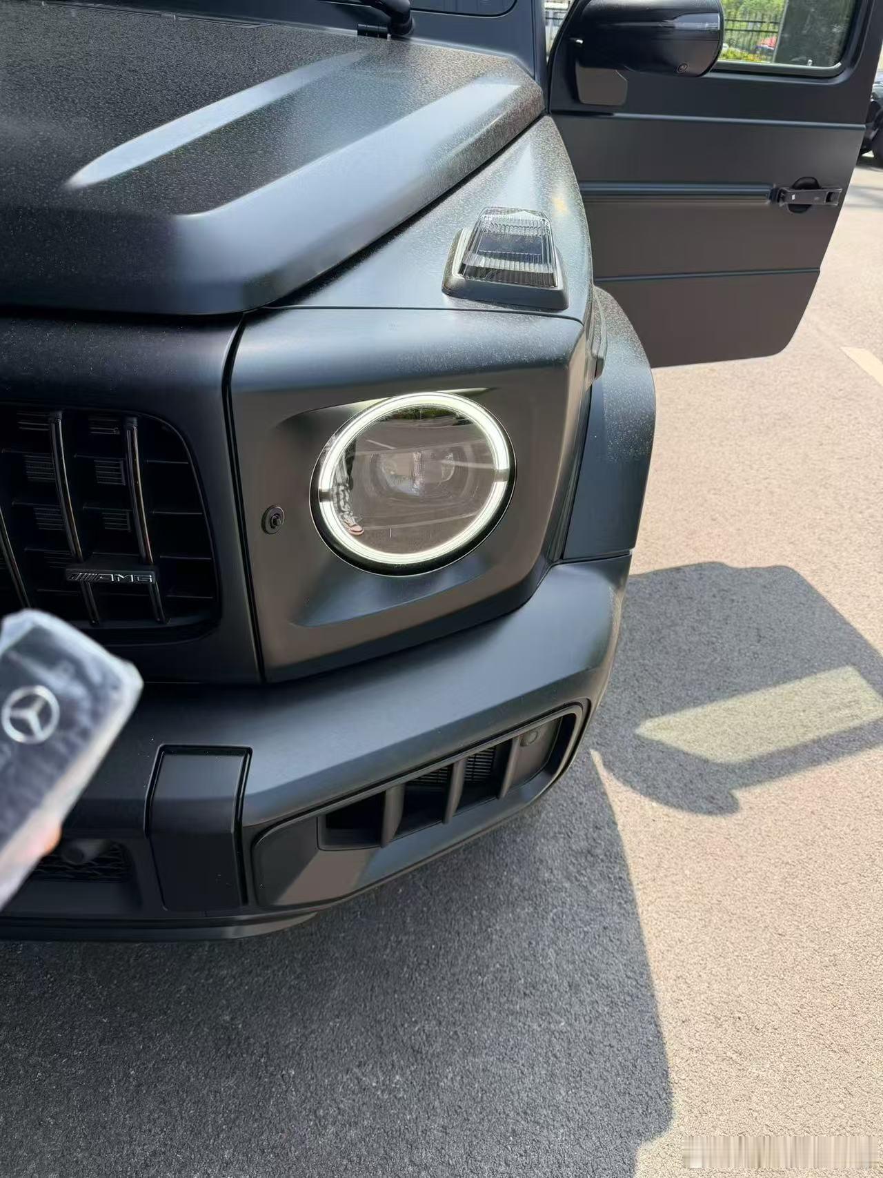 奔驰G63  哑光夜晚黑/红917+哑光夜晚黑漆88500+917孟加拉红 A带