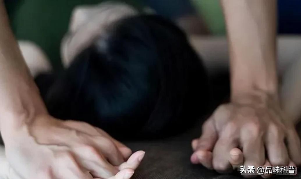 山西长治，男子约了女网友来到自己家中，两人在沙发上发生了关系，期间女子不哭不闹，