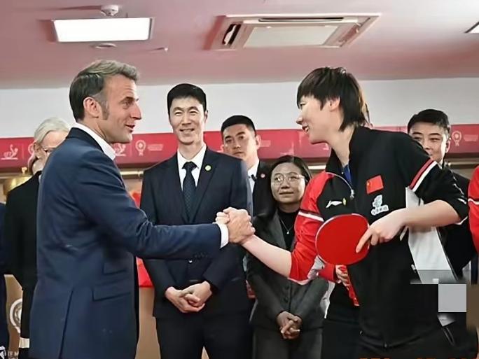 曼昱这次要把她爸妈整忙活了。这次要把女儿的照片洗出来保存着。
    曼昱左手紧