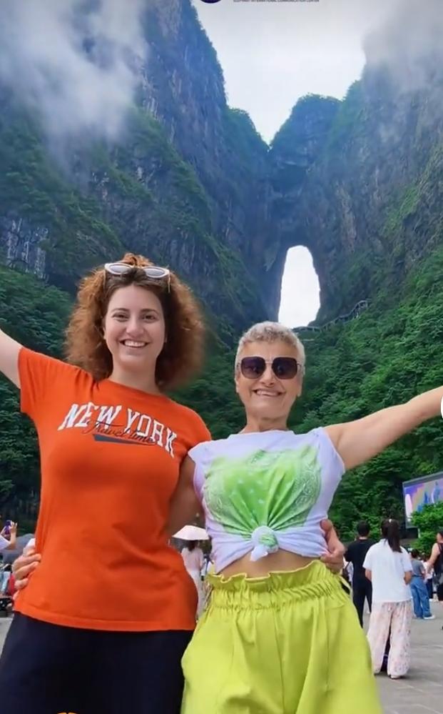 外国游客迷上“中国式运镜”
 
如今来华旅行的外国游客，纷纷学着用“中国式运镜”
