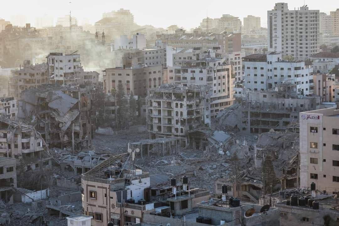 加沙面积300多平方公里，人口200多万，几乎一半人口是青少年。加沙地区武装组织