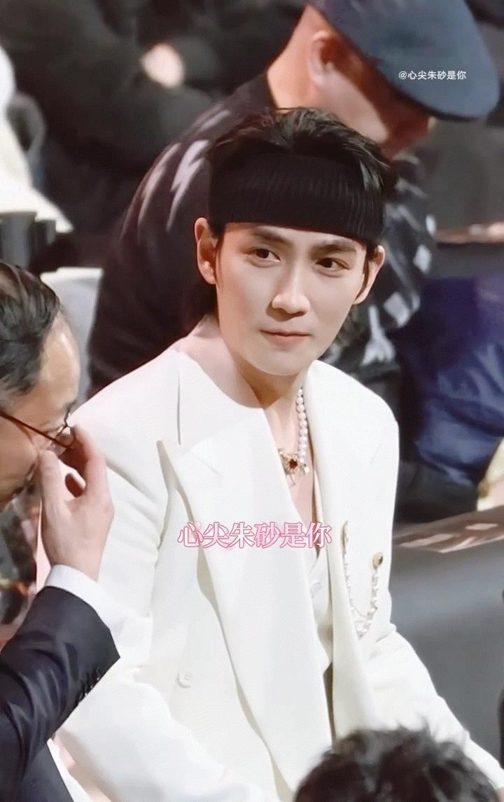 至今我们仍未知道腐乳清这老头儿到底对Judy说了一些什么屁话，才会出现这种在聚光