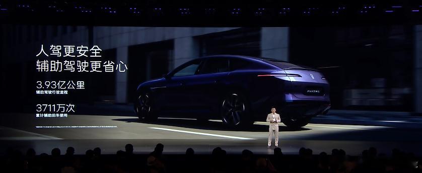 新阿维塔12正式上市，保留F型高辨识度头灯，无后舷窗设计，前排双纳帕零重力座椅，