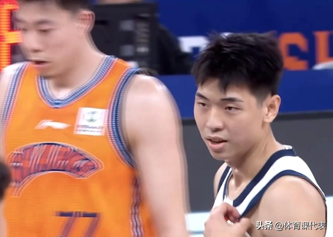 张镇麟12分，怀特塞德半场10分18篮板大两双，上海男篮领先广东10分进入下半场