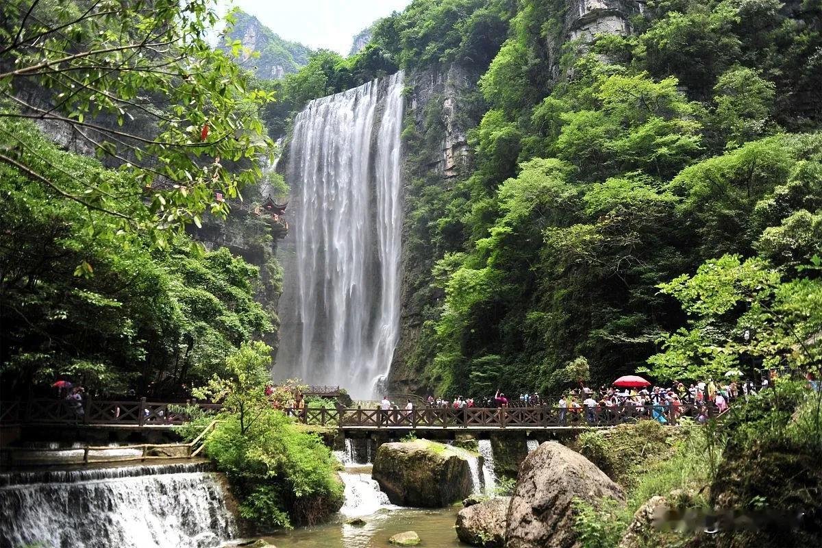 山深无暑热，水畔有清风。