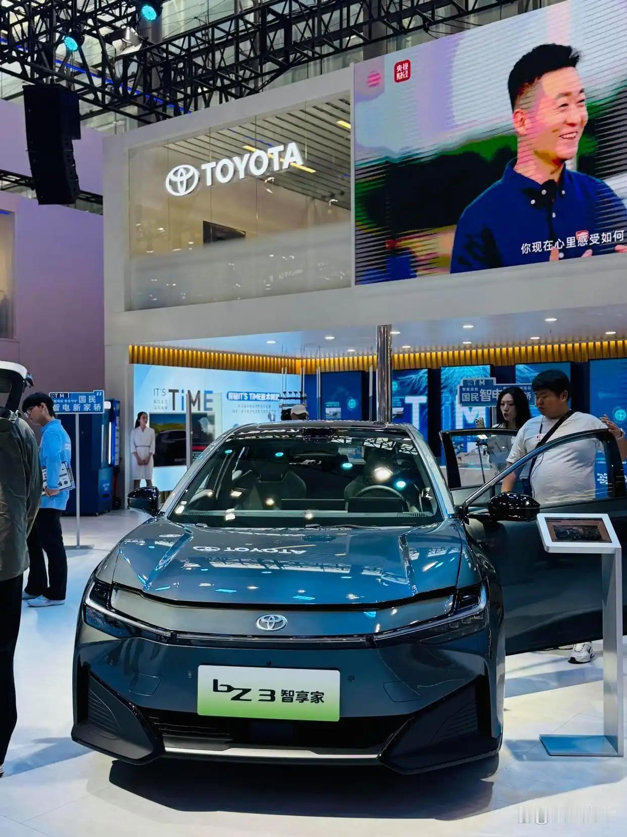 智能配置方面，9.38万的入门版并未减配基础智能功能，搭载15.6英寸悬浮中控屏