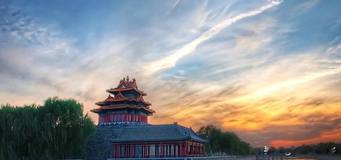 #凡间诗话# 七律|秋兴（九）
青山隐隐路漫漫，且向红尘深处看。
云落天涯应有际