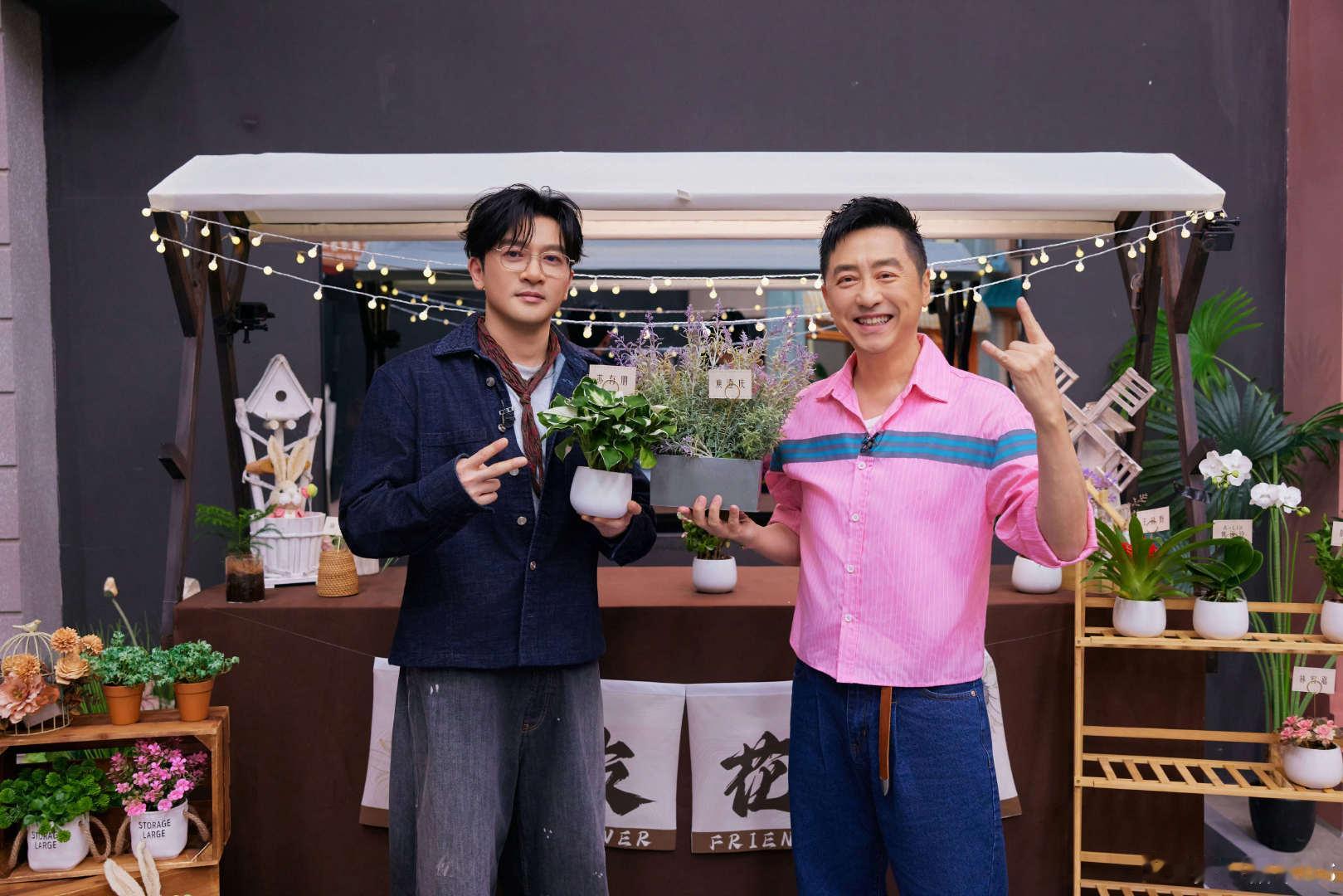 庾澄庆苏有朋背对背合唱 庾澄庆苏有朋背对背合唱《Simon》，一开口直接穿越回青