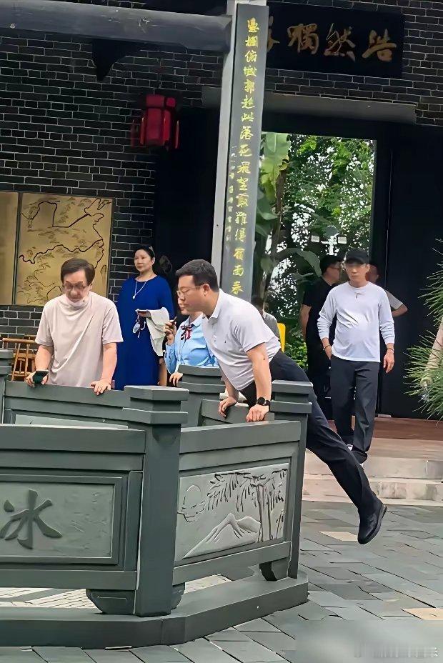 72岁的成龙，终于活明白了。 生日这天，没派对，没宾客。他和43岁的房祖名，被拍